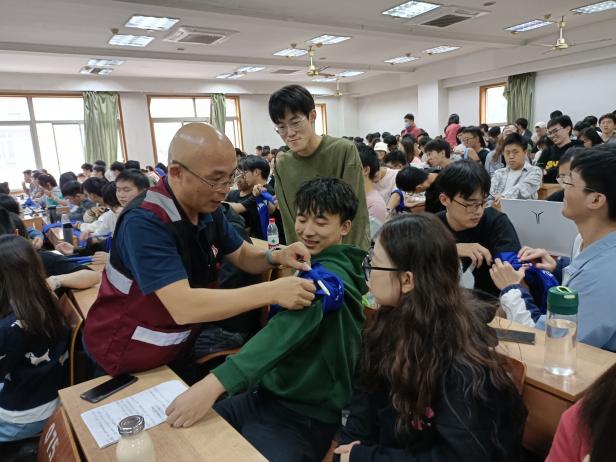 D:\公众培训\2023年公众资料\2.科普活动\10月\134.重庆大学研究生急救科普培训活动\2023.10.18重庆大学研究生急救科普培训活动\2023.10.18重庆大学研究生急救科普培训活动1.jpg2023.10.18重庆大学研究生急救科普培训活动1