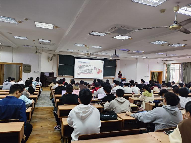D:/1.公众培训/2024年公众资料/2.科普/10月/175.重庆大学研究生2024.10.17/2024.10.17重大研究生急救培训照片/2024年10月17日重大研究生急救培训照片 (16).jpg2024年10月17日重大研究生急救培训照片 (16)