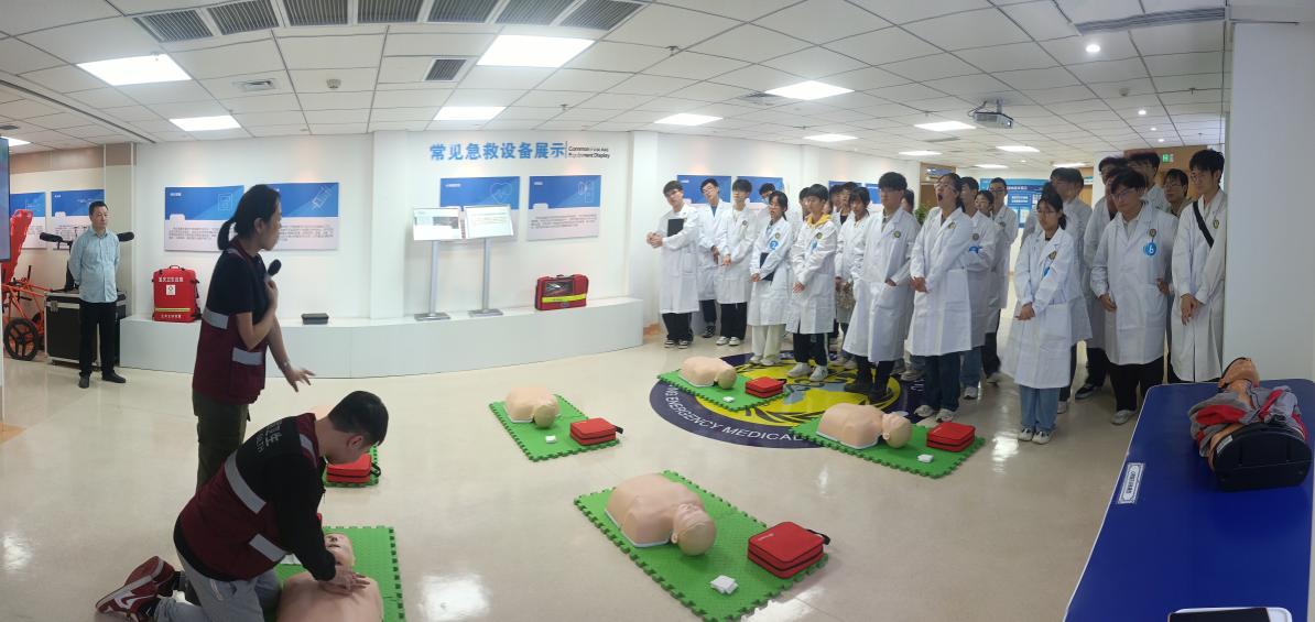 D:/1.公众培训/2024年公众资料/2.科普/10月/178.重庆大学医学生&ldquo;早接触临床&rdquo;2024.10.28/重庆大学医学生&ldquo;早接触临床&rdquo;2024年10月28日照片/5375cb6c37edee42d2add0a20067fa2.jpg5375cb6c37edee42d2add0a20067fa2