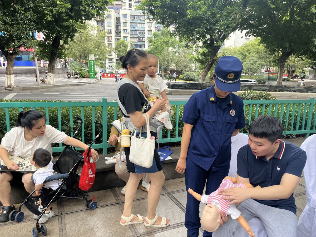 D:/1.公众培训/2025年公众资料/2.科普/214.渝中区科普月急救培训活动9.11/渝中区科普月活动照片2025.9.11/2025年9月11日渝中区科普月活动 (10).jpg2025年9月11日渝中区科普月活动 (10)