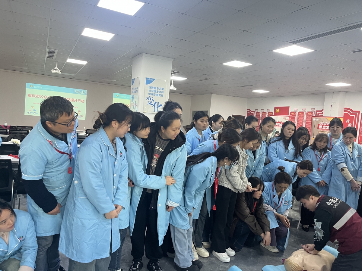 D:/1.公众培训/2025年公众资料/1.提升行动/39.283期万和药店（第三期）11.4/2025.11.4万和医药集团培训/2025年11月4日万和医药集团急救培训照片 (1).jpg2025年11月4日万和医药集团急救培训照片 (1)