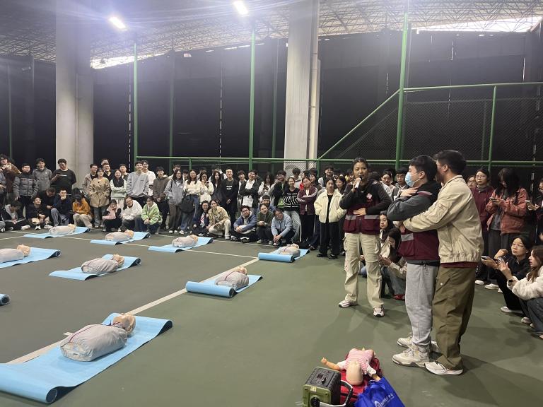 D:/1.公众培训/2025年公众资料/1.提升行动/40.284期（重庆大学虎溪校区-关爱生命2）11.6/2025.11.6重大虎溪校区&ldquo;关爱生命&rdquo;心肺复苏照片/2025年11月6日重大虎溪校区&ldquo;关爱生命&rdquo;心肺复苏课程 (5).jpg2025年11月6日重大虎溪校区&ldquo;关爱生命&rdquo;心肺复苏课程 (5)