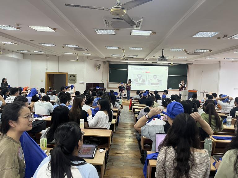 D:/1.公众培训/2025年公众资料/2.科普/221.重庆大学研究生急救科普课程2025.10.16（沙坪坝校区）/2025.10.16重庆大学研究生急救科普课程培训照片/fe790b9cc20d6878726f89c03c31c69.jpgfe790b9cc20d6878726f89c03c31c69