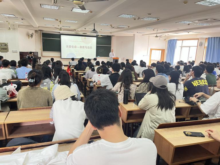 D:/1.公众培训/2025年公众资料/2.科普/221.重庆大学研究生急救科普课程2025.10.16（沙坪坝校区）/2025.10.16重庆大学研究生急救科普课程培训照片/da8ff443c4f9da6c351cdf9a4b4327c.jpgda8ff443c4f9da6c351cdf9a4b4327c