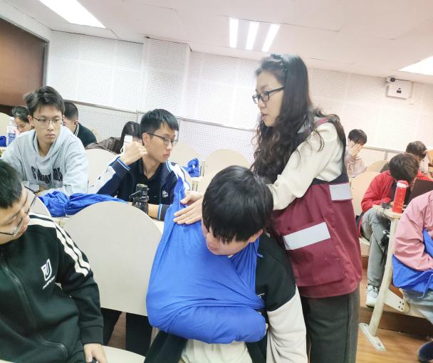 2025年10月30日重庆大学研究生虎溪校区&ldquo;关爱生命 自救互救课程 (4)