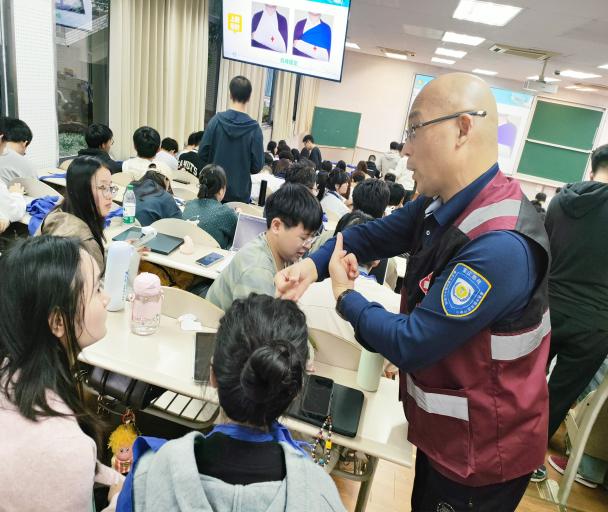 2025年10月30日重庆大学研究生虎溪校区&ldquo;关爱生命 自救互救课程 (5)