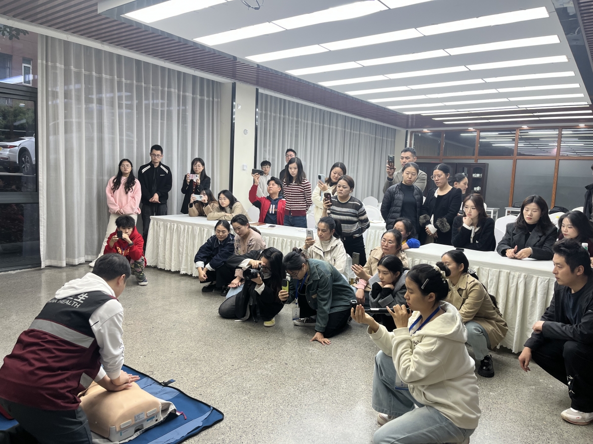 D:/1.公众培训/2025年公众资料/2.科普/226.重庆理工职业学院11.5/2025年11月5日重庆理工职业学院急救培训照片/2025年重庆理工职业学院急救培训照片 (1).jpg2025年重庆理工职业学院急救培训照片 (1)