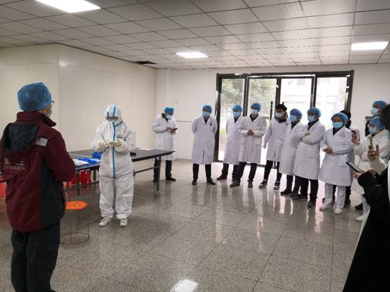 图片包含 人员, 天花板, 地面, 室内

描述已自动生成