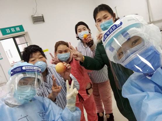 图片包含 人员, 医院, 孩子, 室内

描述已自动生成